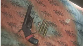 अपराधी के पास से बरामद पिस्टल व गोलियां। सौ-पुलिस