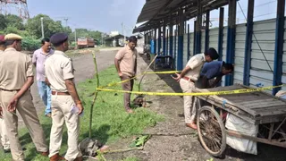 छपरा जंक्शन पर नवजात का शव मिलने पर जांच करती पुलिस। जागरण