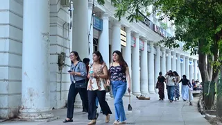 रेहड़ी पटरी के अतिक्रमण मुक्त कनाट प्लेस के इनर सर्किल में आवागमन करते लोग। जागरण