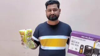 शाहबाद में इमरजेंसी लाइट का बॉक्स और उसमें निकली नमक की थैली दिखाता तारिक अली