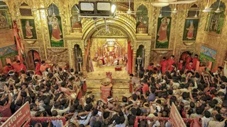 जयपुर के मोती डूंगरी मंदिर में भक्तों की भीड़ (फोटो- PTI)