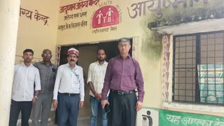 बलिया में सीएमओ ने कर्मचारियों को चेतावनी देते हुए व्यवस्था सुधारने के निर्देश दिए।