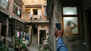 बाथरूम में नहा रही महिला का पड़ोसी ने बनाया वीडियो। AI जनरेटेड