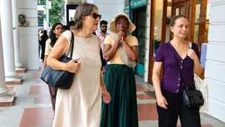 कनॉट प्लेस के इनर सर्किल में भ्रमण करते विदेशी मेहमान। जागरण