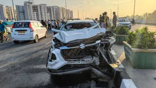 एलिवेटेड रोड पर भिड़ीं कई गाड़ियां। जागरण