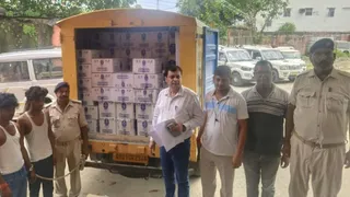 पकड़ी गई शराब। (जागरण)