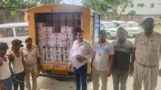 दवा का फर्जी बिल दिखाकर ले जा रहे थे 1792 लीटर शराब, लखीसराय में पुलिस ने डाक पार्सल वैन से किया बरामद
