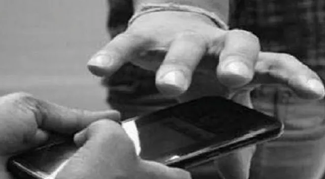मोहाली के जीरकपुर में बाइक पर भाग रहे स्नैचर्स से भिड़ा युवक, टी-शर्ट पकड़ पीछे दौड़ा; दोनों को पकड़वाया