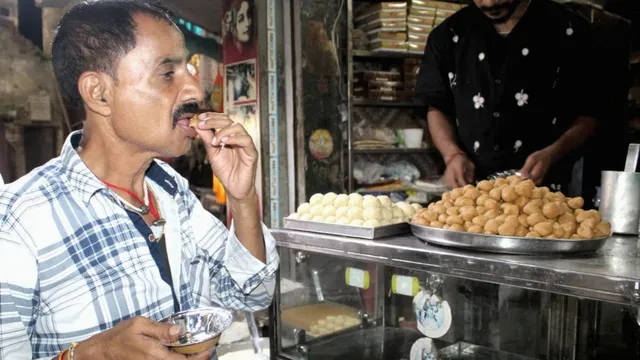 बेहद खास है मथुरा का पेड़ा: खोये से बनी मिठाई नहीं, ये है ब्रज की पहचान और मंदिरों का मुख्य प्रसाद
