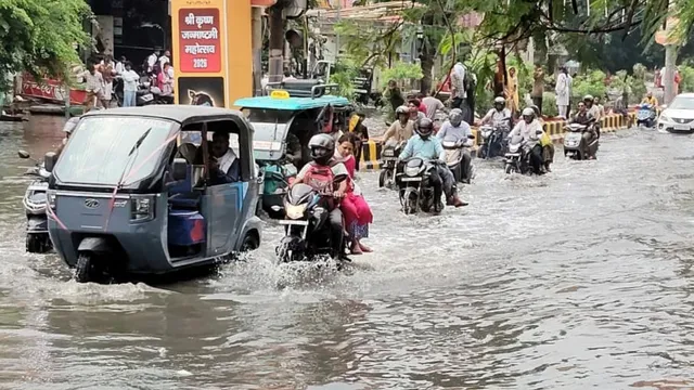 ब्रज विकास की दौड़ में पीछे छूटती बुनियादी सुविधाएं: चमकती सड़कें और रोपवे तो दिया, पर जाम और जलभराव से जूझ रहा मथुरा