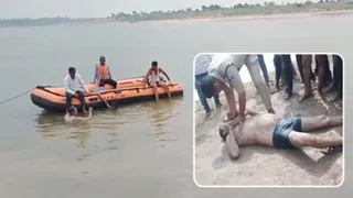 एसडीईआरएफ की टीम ने पिता के शव को नदी से बाहर निकाला।