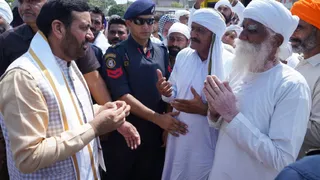 लोगों से मिलते सीएम नायब सैनी। फोटो जागरण