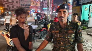 पुलिस की गिरफ्त में बदमाश। फोटो: जागरण