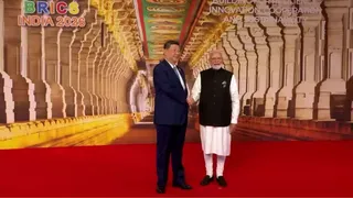 रामेश्वरम के मंदिर की पृष्ठभूमि में मोदी ने किया नेताओं का स्वागत (फोटो-ANI)