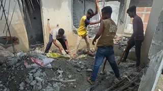 सतबरी में अवैध निर्माण को तोड़ती एमसीडी की टीम। सौजन्य- एमसीडी