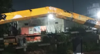 पीपीगंज रेलवे क्रासिंग का ऑटो गाड़ी के चालक ने बैरियर तोड़ा। जागरण