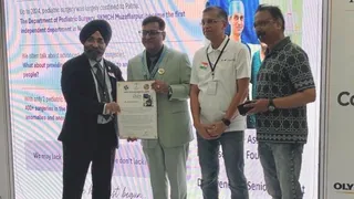 सम्मानित होते एसकेएमसीएच के डा. आशुतोष।
