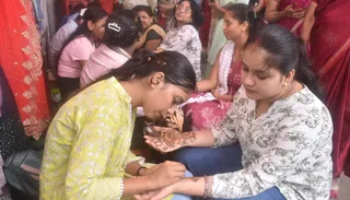 जमशेदपुर में ब्यूटी पार्लरों और मेहंदी कलाकारों के पास भी भारी व्यस्तता देखी गई।
