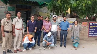 स्वास्थ्य विभाग की टीम द्वारा पकड़े गए दो आरोपित। सौ- विभाग