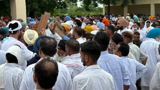 अंतिम संस्कार में उमड़े लोग। फोटो जागरण