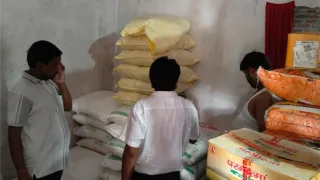 चीनी के स्टॉक की जांच। फोटो जागरण