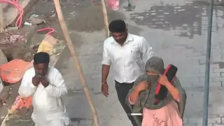 महिला के साथ जाते दोनों ठग। फोटो: वीडियो ग्रैब