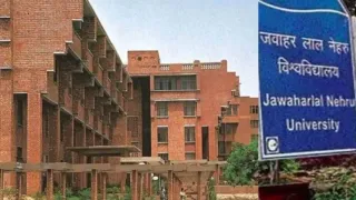 जेएनयू में छात्राओं की ओ से लगाए गए यौन उत्पीड़न के आरोपों को लेकर दिल्ली महिला आयोग ने स्वत: संज्ञान लिया है।
