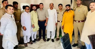 पुलिस कर्मियों के साथ साइबर ठग इकलाख की फोटो प्रचलित। इंटरनेट मीडिया