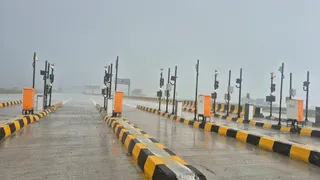 एयरपोर्ट को दिल्ली-मुंबई एक्सप्रेसवे से जोड़ने वाले लिंक एक्सप्रेसवे के बैरियर-फ्री टोल पर लगे कैमरा स्कैनर और अन्य उपकरण । जागरण