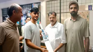स्पोर्ट्स गुड्स कांप्लेक्स स्थित बीडीएम फैक्ट्री में अफगानिस्तान के खिलाड़ी नूर उल रहमान को बल्ला भेंट करते चेयरमैन राकेश महाजन। साथ हैं टीम के मीडिया मैनेजर नासिर (दाएं)। जागरण