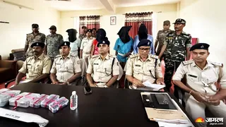 गिरफ्तार आरोपितों के बारे में जानकारी देते धनबाद के सिटी एसपी ऋतिक श्रीवास्तव और अन्य। (फोटो जागरण)