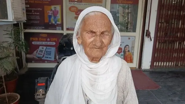 तीन दिन बाद खुले बैंक तो उमड़ी भीड़, नकदी से [लेकर पेंशन के काम के लिए लगी कतार