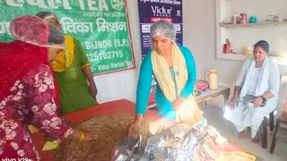 बिजनौर के गांव लक्खीवाला में विदुर प्रेरणा स्वदेशी हर्बल चाय बनातीं समूह की महिलाएं। सौजन्य: समूह