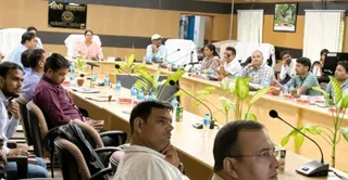 कलेक्ट्रेट के गांधी सभागार में जनगणना का प्रशिक्षण लेते अफसर व कर्मचारी। जागरण