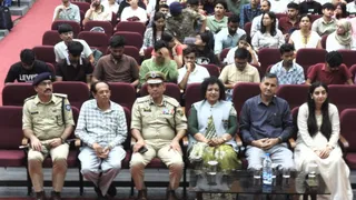 एनआईटी हमीरपुर में छात्रों से संवाद कार्यक्रम के दौरान डीजीपी अशोक तिवारी व अन्य।