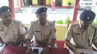 Supaul Delhi Theft Recovery: दिल्ली से करोड़ों का सोना-हीरा चुराकर ससुराल में गाड़ा! भूसे से 4.34 लाख बरामद, सुपौल में ससुर अरेस्ट; दामाद फरार