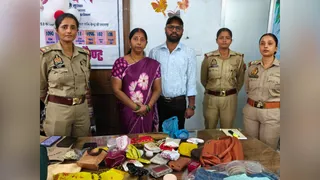 ऑटो में छूटे गहने परिवार को सौंपती कैंट थाना पुलिस। जागरण