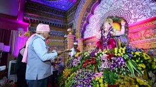 महाराष्ट्र मंडल में गणपति की आरती उतारते राज्यपाल सैयद अता हसनैन। जागरण
