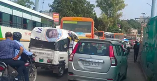 झकरकटी पुल से टाटमिल चौराहे तक रोडवेज बसों की जाम में फंसे वाहन। जागरण