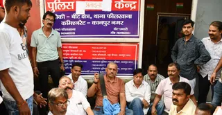 सिरकी मोहाल चौकी में चोरी के फर्जी राजफाश को लेकर धरने पर समर्थकों के साथ बैठे सपा विधायक अमिताभ बाजपेई (मध्य में)। जागरण