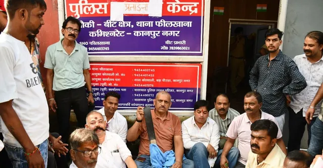 Kanpur News: चोरी के शक में पकड़े गए युवक को पीटने पर चौकी में धरने पर बैठे सपा विधायक, चौकी इंचार्ज पर कार्रवाई की मांग