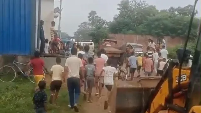 बांका में बेखौफ बालू माफिया: छापामारी करने गई खनन टीम और पुलिस पर पथराव, 28 पर FIR
