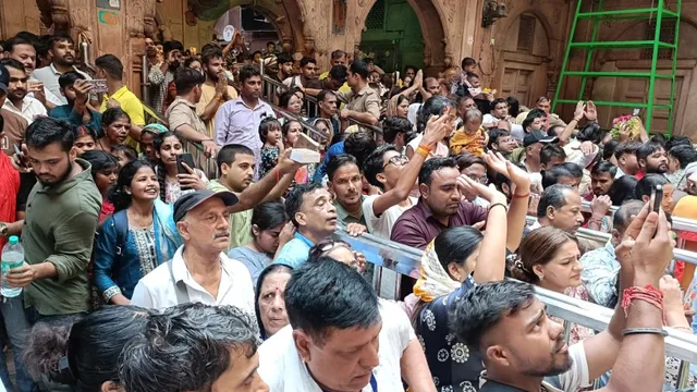 बांकेबिहारी मंदिर में उमड़ी भक्तों की भीड़, धक्का-मुक्की के बावजूद दर्शन से मिला परम सुख
