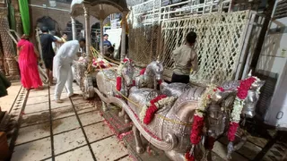 वृंदावन के ठाकुर बांकेबिहारी मंदिर सेवायत के यजमानों द्वारा अर्पित चांदी का रथ। - फोटो: जागरण आर्काइव