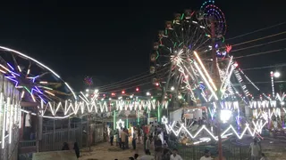 करनाल रोड पर आरके पीजी डिग्री कालेज में दैनिक जागरण द्वारा आयोजित मेले में झूले में झूलते व्यक्ति। जागरण