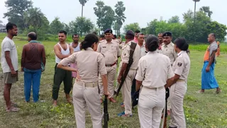 घटनास्थल पर छानबीन करती पुलिस। जागरण