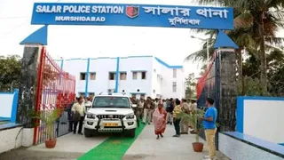 मुर्शिदाबाद में पुलिस टीम पर बम से हमला।