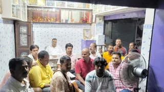 Durga Puja Pandal 2026 : दुर्गा पूजा की तैयारी को लेकर बैठक करते संगठन के लोग। जागरण
