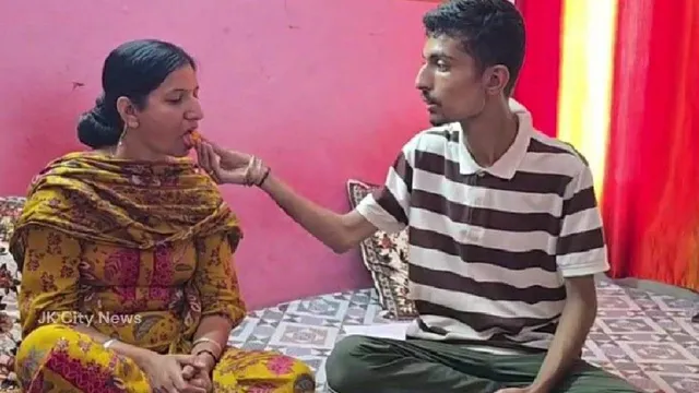 जम्मू-कश्मीर: 45 वर्षीय मूक-बधिर रेनू हंस ने 82% अंकों से पास की 10वीं, बेटे ने निभाई 'गुरु' की भूमिका