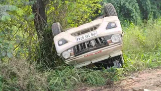 कार के उड़े परखच्चे फिर भी चमत्कारिक रूप से बचे 3 लोग।